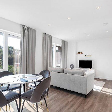 Modern 1 Bedroom Apartment With Parking In Colindale, London Edgware Eksteriør billede
